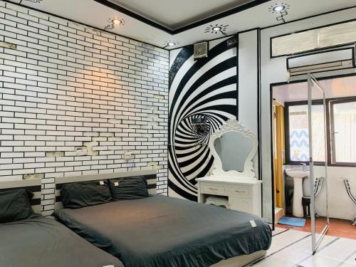 Un pat sau paturi într-o cameră la Heart of Quarter Twin room, Balcony, Projector