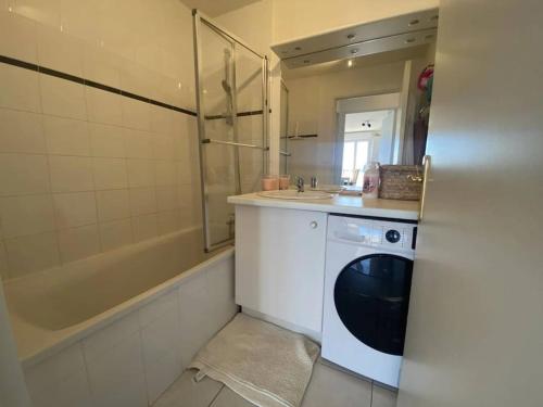 La petite salle de bains est pourvue d'un lavabo et d'un lave-linge. dans l'établissement Opale beach, Merlimont,100msea,2 bedrooms, parking, à Merlimont