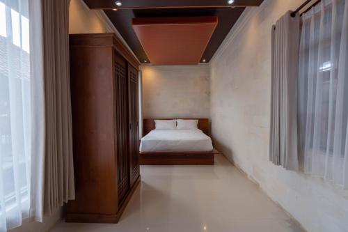 - une petite chambre avec un lit et une fenêtre dans l'établissement The Lavana Tebluess Gianyar, à Bedahulu