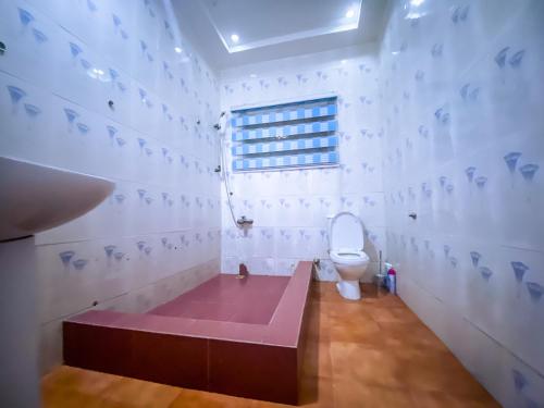 アクラにあるAmono &Achimaaのバスルーム(トイレ、紫色のベンチ付)