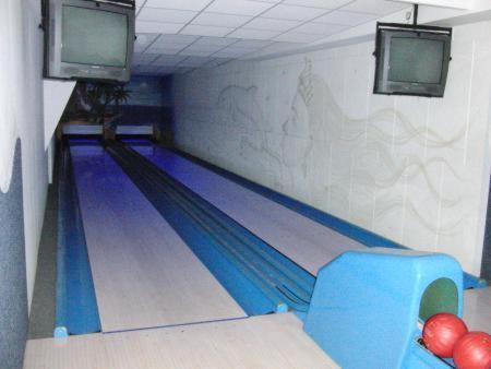 a bowling alley with a blue lane in a room at Land-gut-Hotel Seeblick in Klietz