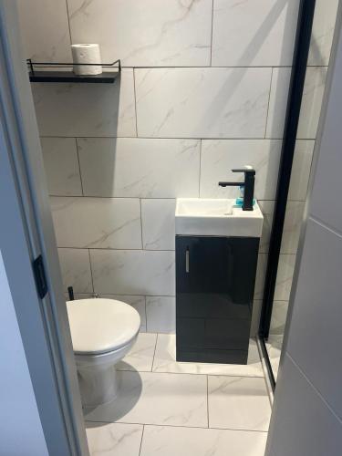 a bathroom with a toilet and a sink at Serviced Ensuite Double Room - Near Greenwich Park - The O2 Arena - Nearby Transport Links to Central London - New Cross Station - Lewisham SE14 in London