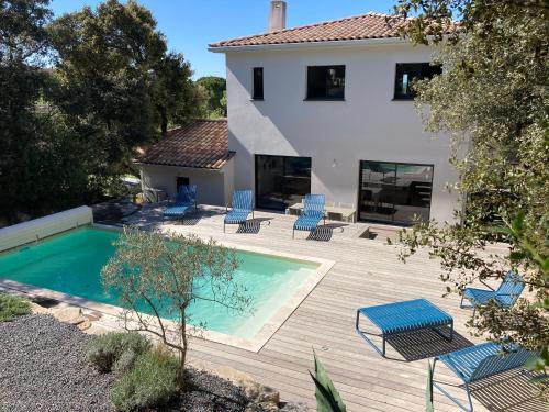 une villa avec piscine et une maison dans l'établissement Villa contemporaine avec piscine, à Sussargues