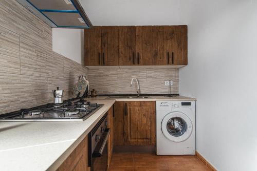 a kitchen with a sink and a washing machine at Apartamento Buen Hogar in San Bartolomé de Tirajana