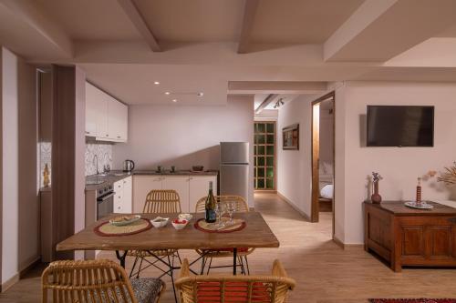 een keuken en eetkamer met een tafel en stoelen bij CARPE DIEM HOTEL in Archanes