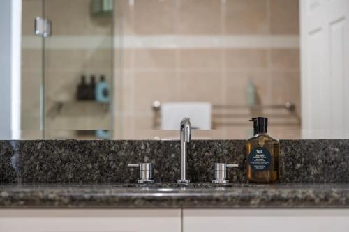 Ένα μπάνιο στο Oceans 8 - Oceanstays