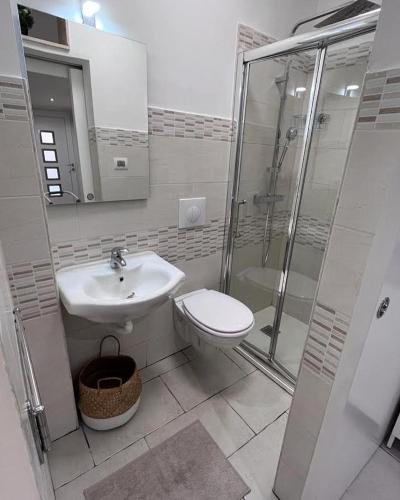 ein Bad mit einem WC, einem Waschbecken und einer Dusche in der Unterkunft Al rifugio di rosmy in Bari