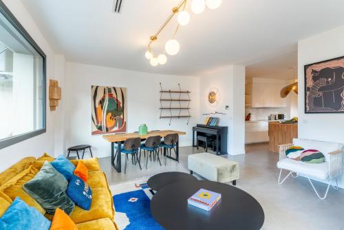 un salon avec un canapé et une table dans l'établissement Le Répertoire - Maison Jérôme, à Avignon