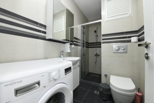 La salle de bains est pourvue d'un lave-linge et de toilettes. dans l'établissement Uzay Suite 3, à Istanbul