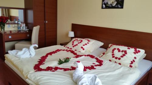 a heart made out of flowers on a bed at Willa Stożek, 50 m od term i wyciągów narciarskich in Białka Tatrzanska