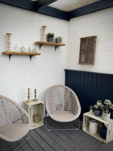 Χώρος καθιστικού στο Cosy 3-bedroom home with garden and log burner.