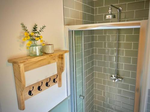 La salle de bains est pourvue d'une cabine de douche en verre. dans l'établissement Cosy 3-bedroom home with garden and log burner., à Bradford-on-Avon