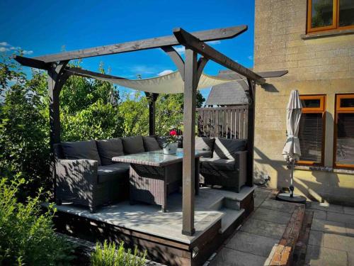 Χώρος καθιστικού στο Cosy 3-bedroom home with garden and log burner.