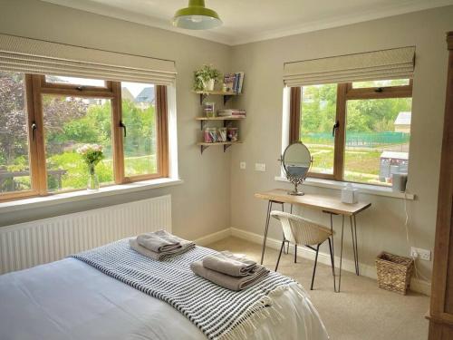 Ένα ή περισσότερα κρεβάτια σε δωμάτιο στο Cosy 3-bedroom home with garden and log burner.