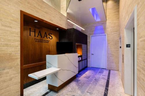 pasillo con nevera blanca en una habitación en The Haas, Trademark Collection by Wyndham en Los Ángeles
