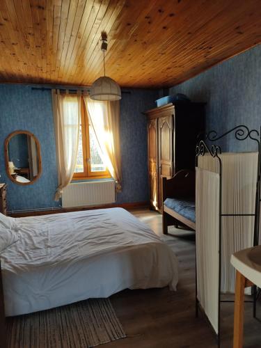 A bed or beds in a room at Gîte au chemin des Cordonniers