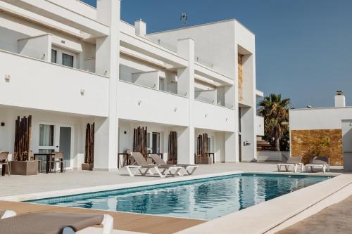 uma imagem de uma villa com piscina em Apartamentos SubUp em Cabo de Palos