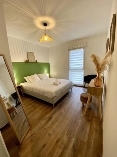 - une chambre dotée d'un lit avec un mur vert dans l'établissement 