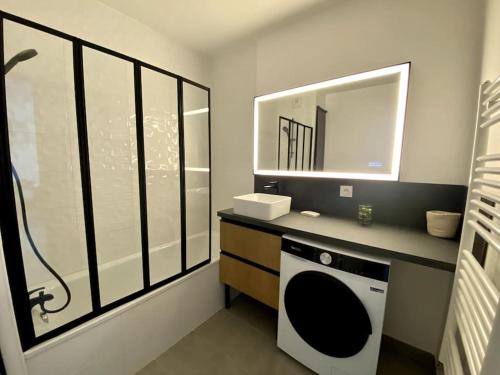 une salle de bain avec un lavabo et une machine à laver dans l'établissement 