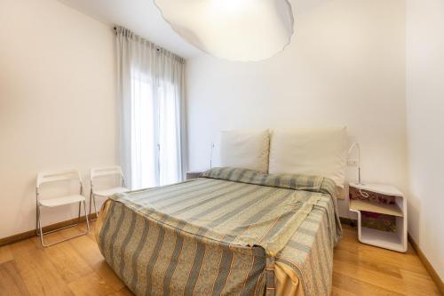 - une chambre blanche avec un lit et une fenêtre dans l'établissement Bilocale Corso Italia 697 2° piano con balcone, à Gallipoli