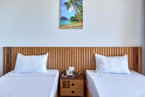 A bed or beds in a room at El Mena Grand