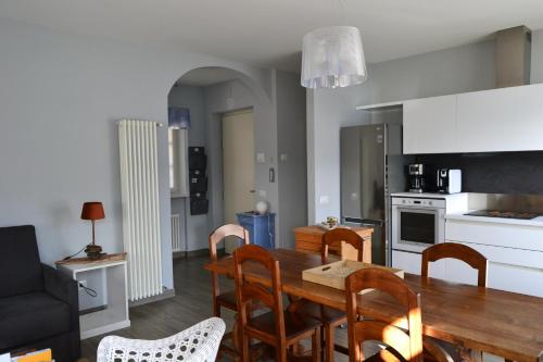カンノビオにあるSolivonatural Apartmentのテーブルと椅子のあるキッチンとダイニングルーム