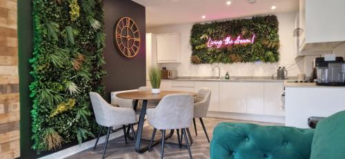 a kitchen and dining room with a table and chairs at No 4 Hawthorn Ground floor apartment in York