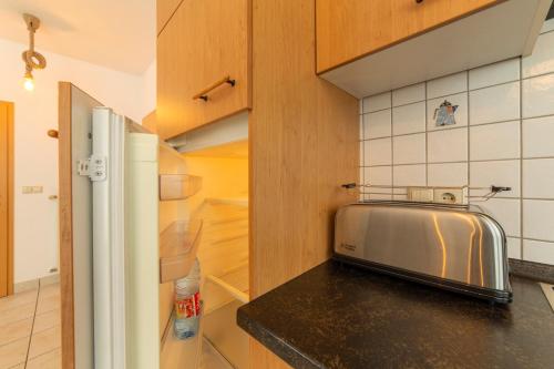 een broodrooster op een aanrecht in een keuken bij VILLA ADRIANA-The Queen Apartments Luxury Living in Luxemburg