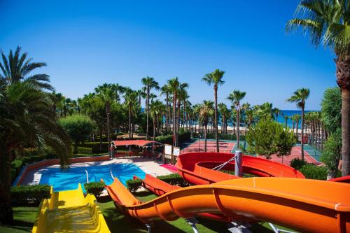 un parc aquatique avec un toboggan orange et une piscine dans l'établissement Miramare Beach Hotel - Ultra All Inclusive, à Sidé