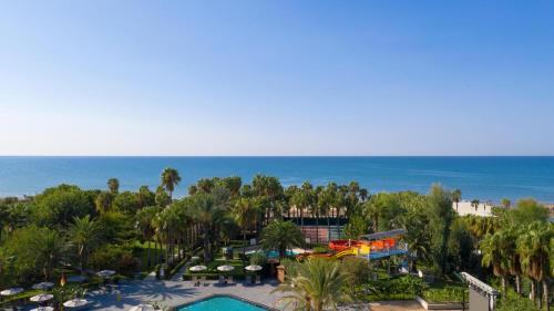 シダにあるMiramare Beach Hotel - Ultra All Inclusiveのプールと海を望むリゾートの空からの景色を望めます。