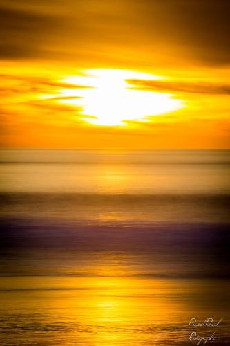 un coucher de soleil orange et jaune sur l'océan dans l'établissement Petite maison à Biscarrosse - Plage, à Biscarrosse