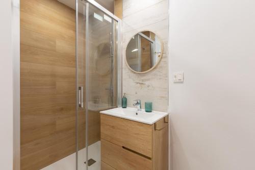 a bathroom with a sink and a shower at Apartamento con vistas en Puerto Banús in Marbella