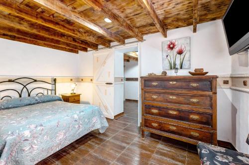 1 dormitorio con 1 cama y vestidor en Casa Elvira en Chimiche