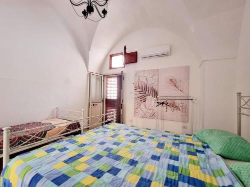 1 dormitorio con 1 cama y 2 literas en GALLIPOLI CENTRO STORICO en Gallipoli