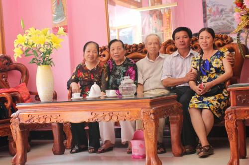 grupa ludzi siedzących na kanapie w obiekcie Hoang Lan Hostel w mieście Sa Pa