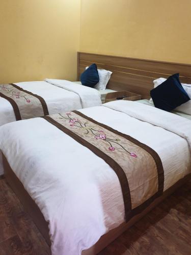 薩帕的住宿－Hoang Lan Hostel，一间房间里三张床的组合