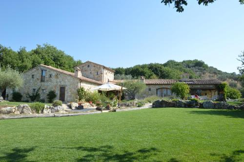 an estate with a green lawn in front of a building at Luxury villa Colle dell'Asinello ,proprietari ,Villa In esclusiva near ORVIETO in Guardea