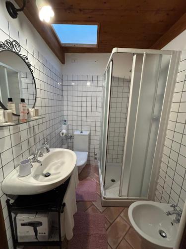La salle de bains est pourvue d'une douche, d'un lavabo et de toilettes. dans l'établissement Al Castello, à Tavullia