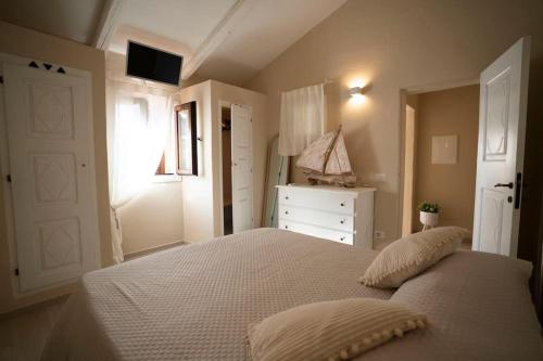 Кровать или кровати в номере House of the emerald - Liscia di Vacca
