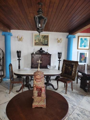 a dining room with a table and chairs at Antiquário & Pousada da Matriz in Tiradentes