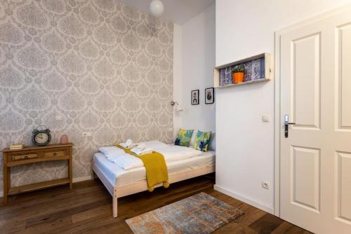 um pequeno quarto com uma cama e uma mesa em HM • Compact Studio Near Center em Viena