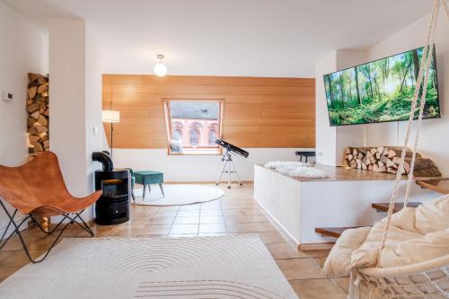 Una televisión o centro de entretenimiento en NEU Deluxe Suite Münsterblick, Maisonette, Kingsize Bett, Küche, Netflix, Aussicht, E-Kamin