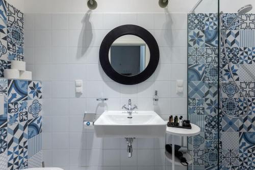 een witte badkamer met een wastafel en een spiegel bij HM • Compact Studio Near Center in Wenen