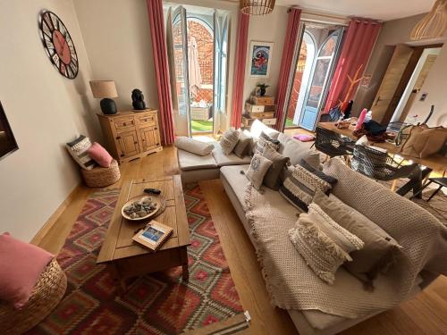 a living room with a couch and a table at «La Calade » Villa les Glycines in Collioure