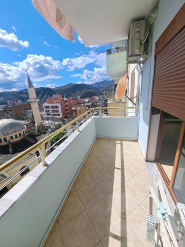 balcón con vistas a la ciudad en Apartament Miraka en Gramsh
