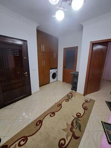sala de estar con alfombra en el suelo en Apartament Miraka en Gramsh