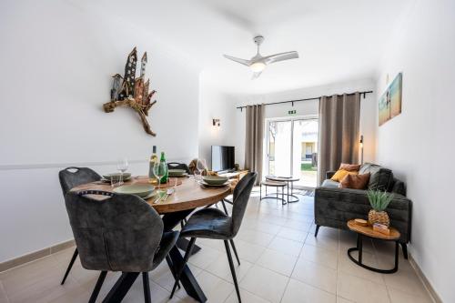 ein Esszimmer und ein Wohnzimmer mit einem Tisch und Stühlen in der Unterkunft Casa Serena, Portugal in Guia