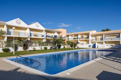 ein Pool vor einigen Apartmentgebäuden in der Unterkunft Casa Serena, Portugal in Guia