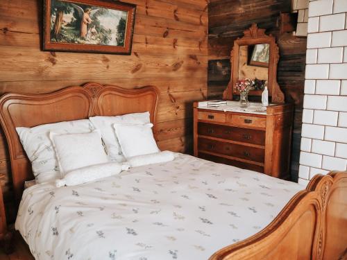 um quarto com uma cama e uma cómoda em Na wsi Zalesie 53 em Wyszki