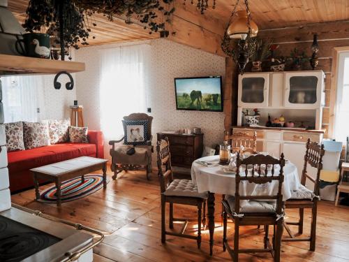 ein Wohnzimmer mit einem roten Sofa und einem Tisch in der Unterkunft Na wsi Zalesie 53 in Wyszki